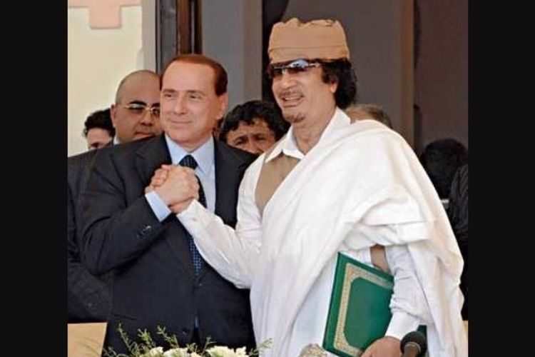 Muammar Gaddafi (kanan) bersama dengan Perdana Menteri Italia Silvio Berlusconi.