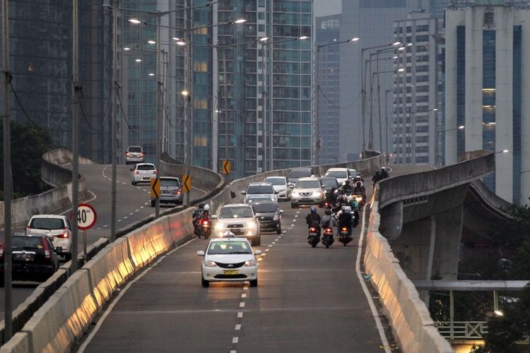 Pengendara sepeda motor nekat melawan arah saat berlangsung razia di jalan layang non tol (JLNT) Kampung Melayu-Tanah Abang, Jakarta, Selasa (25/7/2017). Pengendara motor masih nekat memasuki dan melintasi JLNT tersebut baik dari arah Tanah Abang maupun Kampung Melayu. KOMPAS IMAGES/KRISTIANTO PURNOMO