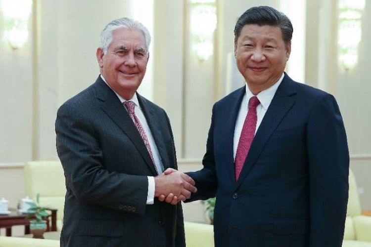 Menteri Luar Negeri Amerika Serikat Rex Tillerson bersalaman dengan Presiden China Xi Jinping di Beijing, Sabtu (30/9/2017)