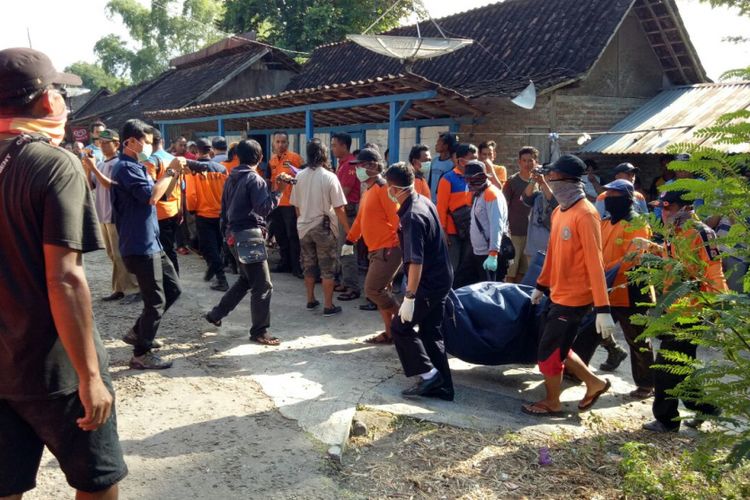 Tim SAR gabungan mengangkat jenazah Slamet, warga Jebres, Kota Solo, yang ditemukan tewas mengapung di aliran Bengawan Solo di Kabupaten Ngawi, Jawa Timur, Selasa (27/2/2018).