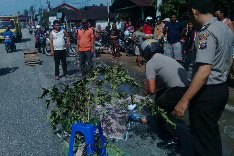 Korban tewas tertabrak truk tronton di jalan lintas Teluk Kuantan Rengat-Rengat Desa Benai Kecil.