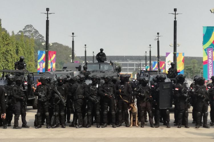 Sebanyak 520 personel gabungan dari Satuan 81 Kopassus, Denjaka TNI AL dan Satuan Bravo 90 TNI AU yang tergabung dalam Satgas Gultor TNI mengikuti latihan penanggulangan terorisme di sejumlah titik di kawasan Gelora Bung Karno, Jakarta, Rabu (1/8/2018).