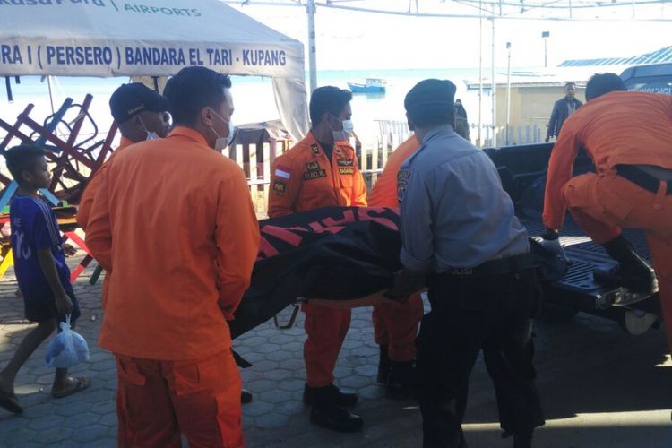Polisi sedang mengevakuasi sesosok mayat tanpa identitas dan terlilit tali pancing yang ditemukan mengambang di Pantai Oesapa, Kota Kupang, NTT, Selasa (24/7/2018). 