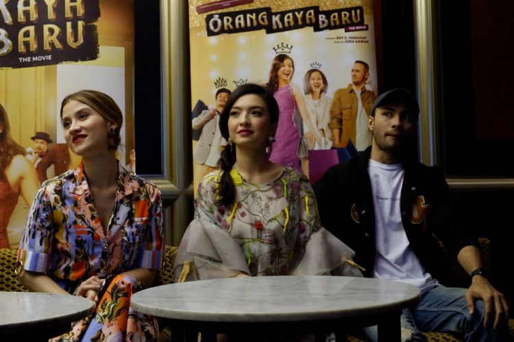 Artis peran Raline Shah bersama para pemain film Orang Kaya Baru dalam gala premier film tersebut di Bandung, Jumat (18/1/2019).