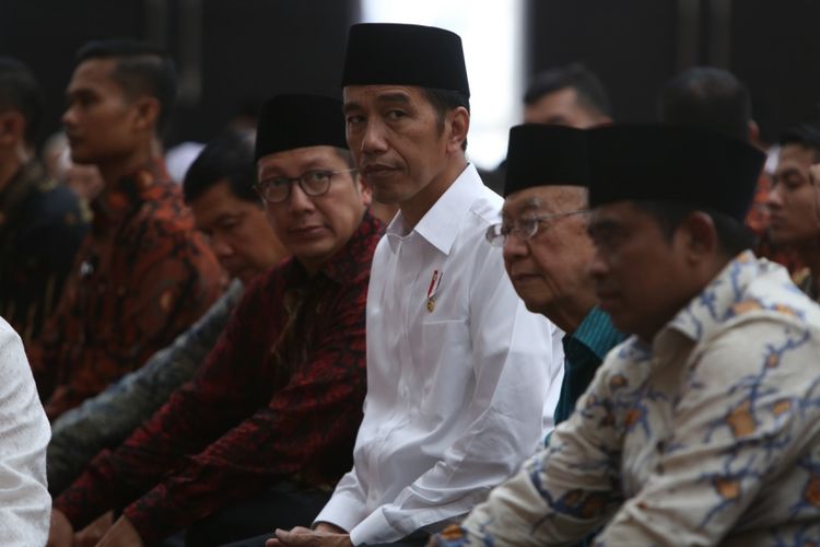 Presiden RI Joko Widodo atau Jokowi saat beribadah di Masjid Kyai Haji Hasyim Asyari Daan Mogot, Jakarta Barat, Sabtu (15/4/2017). Jokowi meresmikan masjid Raya yang berkapasitas 16.000 jemaah ini.
