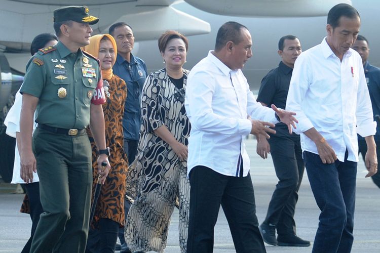 Gubernur Sumut Edy Rahmayadi menyambut Presiden Jokowi di Bandara Silangit, Kamis (14/3/2019)