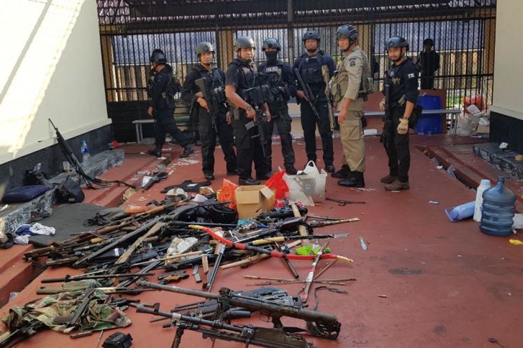 Suasana rumah tahanan di Mako Brimob, Kelapa Dua, Jakarta, Kamis (10/5/2018) setelah berhasil dikuasai kembali oleh Polri. Sebanyak 155 tahanan terorisme akhirnya menyerah tanpa syarat ke pihak aparat kepolisian setelah kerusuhan selama kurang lebih 36 jam. 