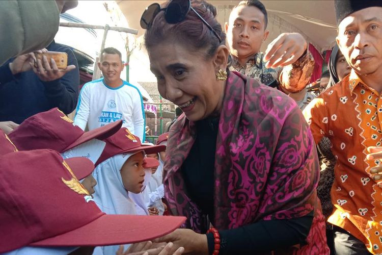 Menteri Kelautan dan Perikanan RI , Susi Pudjiastuti bersalaman dengan warga saat melakukan kunjungan kerja ke Desa Berahwalang, Kecamatan Bonang, Kabupaten Demak , Jateng,Senin (29/7/2019)