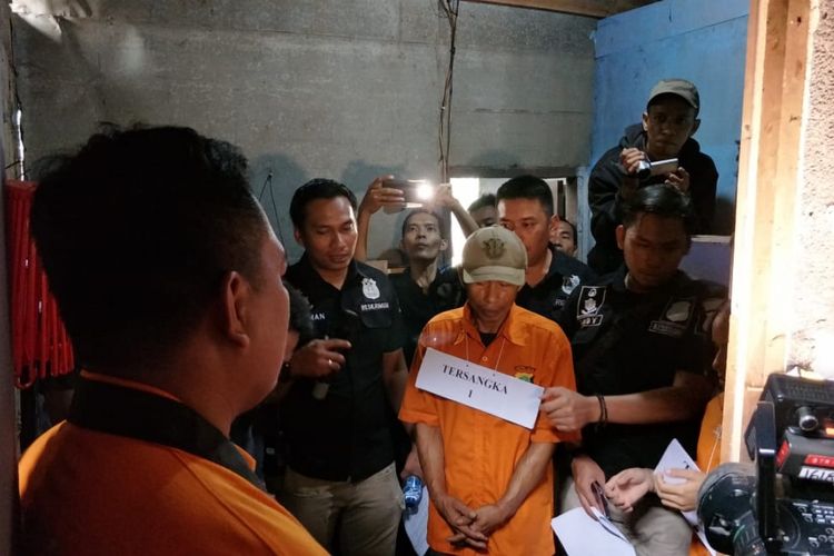 Rekonstruksi kasus pembunuhan pria terbungkus plastik di Kampung Caman Raya, Kota Bekasi, Selasa (12/3/2019).