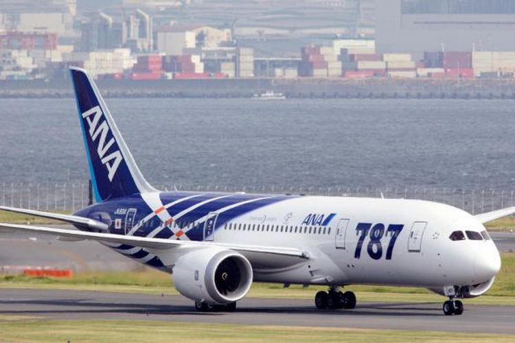 Pesawat jet penumpang Boeing 787 Dreamliner pertama milik All Nippon Airways mendarat di Bandara Udara Haneda, Tokyo, 27 September 2011.