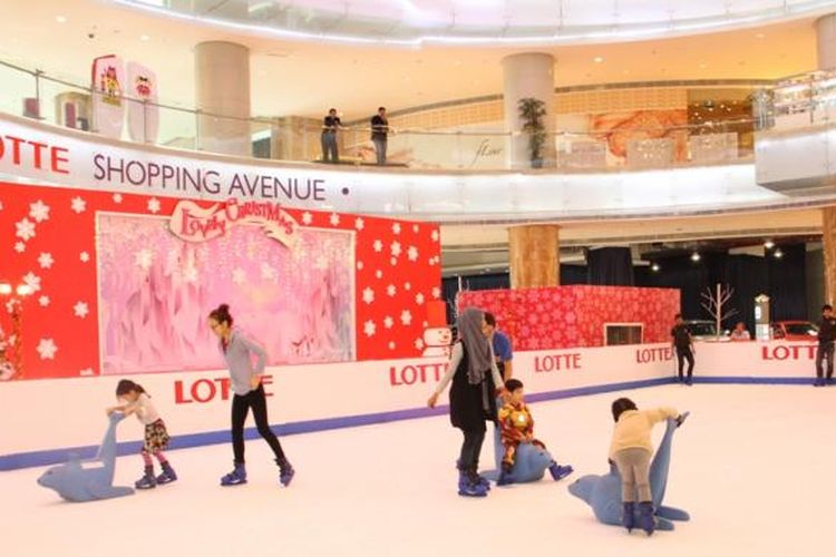 Wahana seluncur es di Lotte Shopping Avenue, Jakarta.