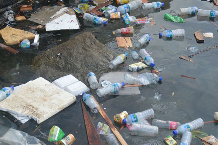 Sampah plastik berserakan di pinggir Pantai Labuan Bajo, Manggarai Barat, Flores, NTT, Rabu (30/8/2017). Buang sampah sembarangan menjadi masalah utama yang terus ditangani oleh Pemda Manggarai Barat maupun lembaga peduli sampah di Manggarai Barat.