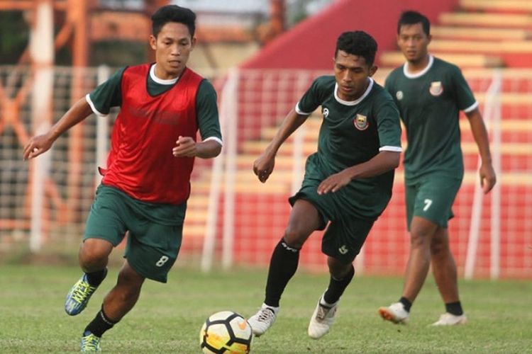 Honi salah seorang pemain Persibat Batang saat berlatih di Stadion Moh Sarengat, Batang, Jawa Tengah.