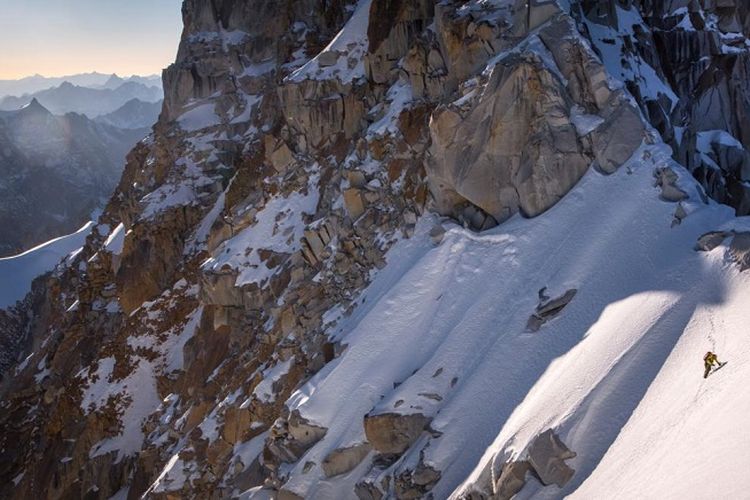 Salah satu anggota tim ekspedisi Hkakabo Razi dari North Face - National Geographic, Mark Jenkins melewati sisi punggung gunung Hkakabo Razi yang bersalju. 