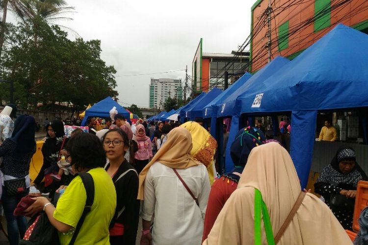 Akhir pekan, PKL yang menempati Jalan Jatibaru dekat Stasiun Tanah Abang disesaki pengunjung, Sabtu (23/12/2017).