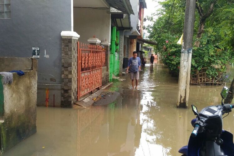 Banjir menggenangi kawasan RT 004 RW 007 Kelurahan Cipinang Melayu, Makasar, Jakarta Timur, Senin (5/2/2018).