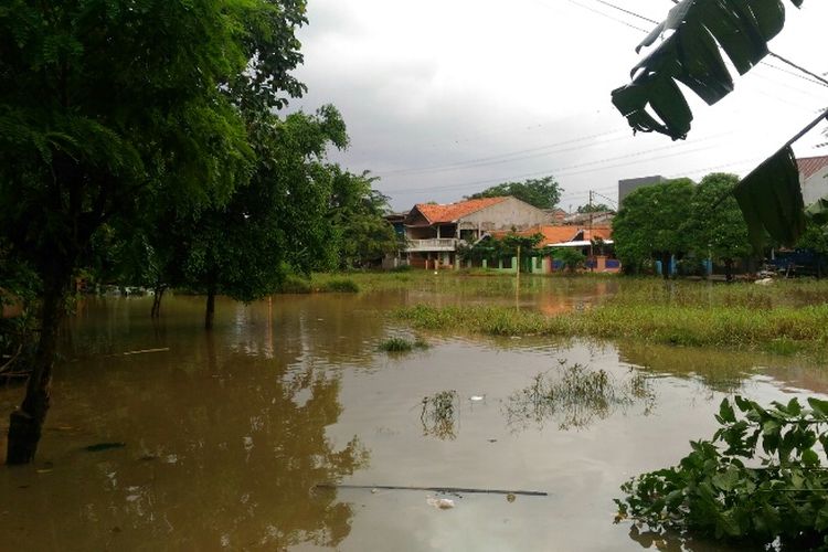 Banjir menggenangi kawasan RT 004 RW 007 Kelurahan Cipinang Melayu, Makasar, Jakarta Timur, Senin (5/2/2017).