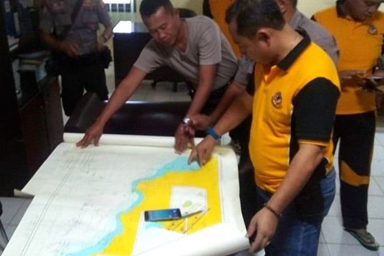 Kasat Patroli Daerah Ditpolair Polda Jabar AKBP, Didit Eko Herawanto saat sedang melihat peta titik di mana kapal tersebut terbalik, Jumat (3/8/2018).