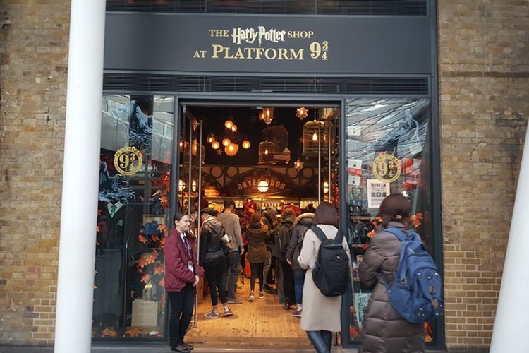 Platform 9 3/4 di Kings Cross Station, London, adalah tempat yang wajib dikunjungi oleh penggemar Harry Potter. Siapa saja bisa berfoto gratis di platform yang dalam cerita JK Rowling dipakai oleh para murid untuk pergi ke Sekolah Sihir Hogwarts. Ada pula The Harry Potter Shop yang menjual segala macam suvenir berbau Harry Potter.