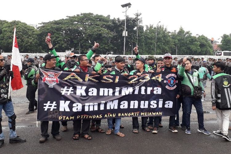 Ribuan ojek online berkumpul di depan gedung DPR RI Jakarta Pusat menyampaikan keinginan kenaikan tarif pada Senin (23/4/2018).