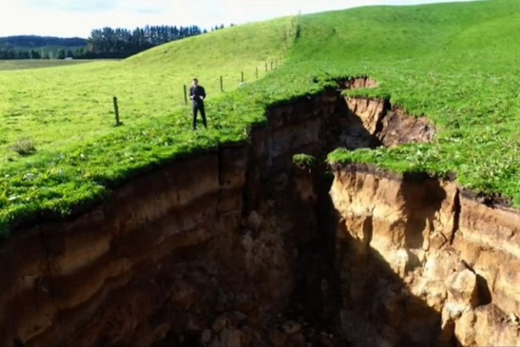 Sinkhole atau lubang yang muncul tiba-tiba di permukaan tanah muncul di North Island, Selandia Baru. Ini adalah salah satu sinkhole terbesar dan terdalam.