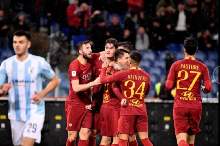 Para pemain AS Roma merayakan gol ke gawang Virtus Entella pada pertandingan babak 16 besar Coppa Italia di Stadion Olimpico, 14 Januari 2019. 