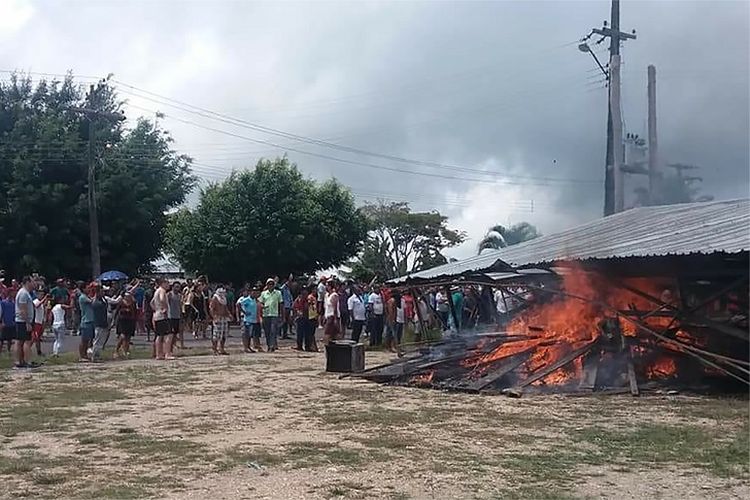 Warga kota Paracaima, Brasil membakar rumah darurat milik warga migran Venezuela pada kerusuhan yang terjadi Sabtu (18/8/2018).