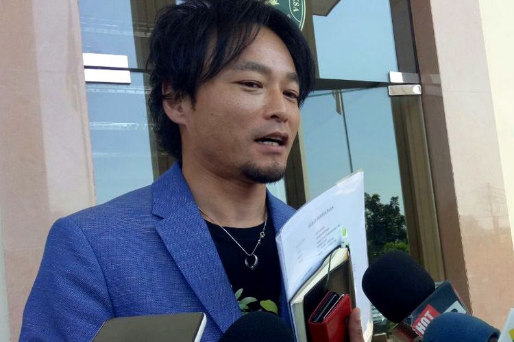 Suami vokalis Tiwi eks-T2, Shogo Sakuramoto, diwawancara di Pengadilan Agama Tigaraksa, Tangerang, Banten, Rabu (2/8/2017).