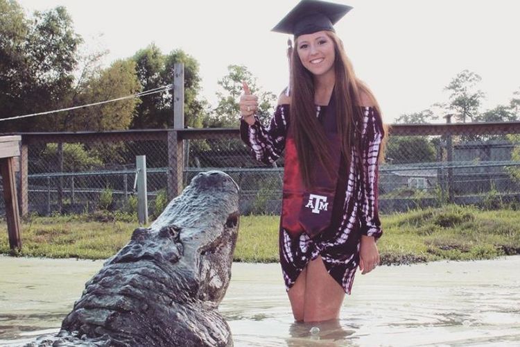 Makenzie Noland, mahasisiwi Jurusan Perikanan dan Alam Liar di Texas, Amerika Serikat, ketika foto wisuda dengan stola serta topi wisuda bersama seekor aligator sepanjang empat meter bernama Big Tex.