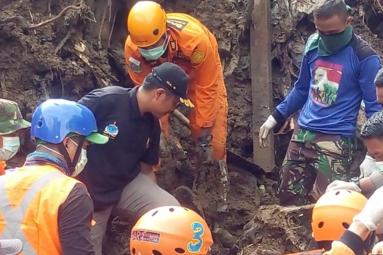 Tim SAR gabungan tengah mengevakuasi jemazah korban longsor dari puing rumah yang tertimbun di Desa Mangngempang, Kecamatan Bungaya, Kabupaten Gowa, Sulawesi Selatan. Sabtu, (26/1/21019).