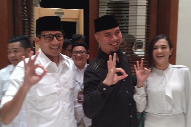 Calon wakil gubernur DKI Jakarta Sandiaga Uno pose bersama musisi Ahmad Dhani dan istri pada acara pidato kebangsaan calon gubernur DKI Jakarta Anies Baswedan di hotel Dharmawangsa, Jakarta Selatan, Senin (3/4/2017) malam.