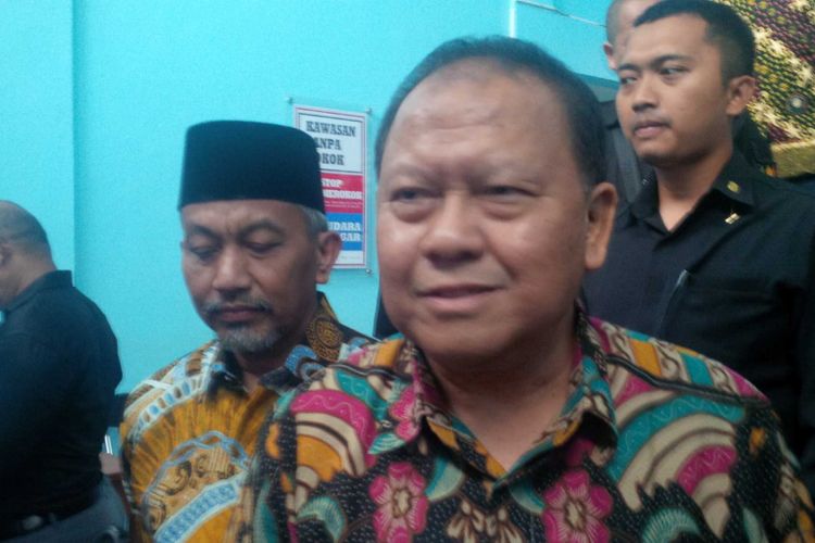 Rektor UMMI, Sakti Alamsyah (kanan) bersama Akhmad Syaikhu (kiri) memberikan keterangan kepada wartawan selesai seminar di Sukabumi, Jawa Barat, Rabu (7/3/2018) 