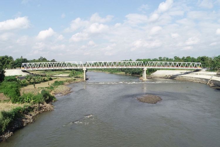 Jembatan Wijaya Kusuma di Kabupaten Kediri, Jawa Timur, yang baru diresmikan oleh Menteri PUPR Basuki Hadimuljono, Menteri Perhubungan Budi Karya Sumadi, dan Sekretaris Kabinet Pramono Anung pada Selasa (29/5/2018).