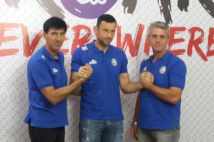 Pelatih Arema FC, Milan Petrovic (kiri) bersama kiper baru Arema FC, Srdjan Ostojic (tengah) di Kantor Arema FC, Selasa (17/7/2018)