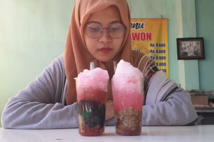 Es kacang ijo campur yang disediakan di Warung Es Tawon Kidul Dalem, Kota Malang, Rabu (25/7/2018)