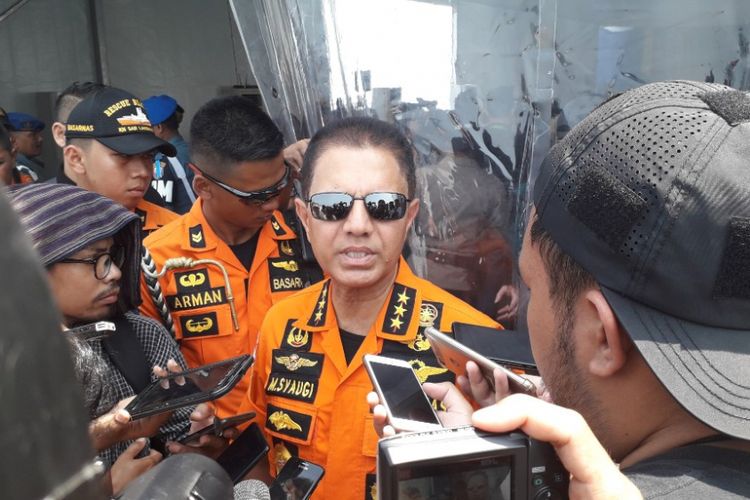 Kepala Badan SAR Nasional Marsekal Madya M Syaugi memberikan keterangan kepada awak media di atas KRI Banjarmasin, Selasa (6/11/2018).