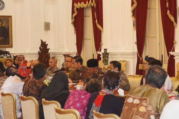Suasana pertemuan Presiden Joko Widodo dengan seniman dan budayawan di Istana Merdeka Jakarta, Selasa (11/12/2018).