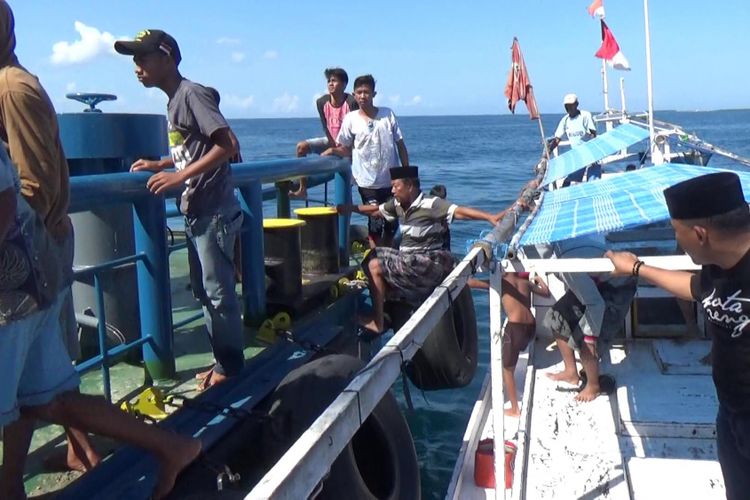 Puluhan nelayan tengah menyerbu kapal penambang pasir di Perairan Galesong, Kecamatan Galesong, Kabupaten Takalar, Sulawesi Selatan, Selasa (9/5/2017).