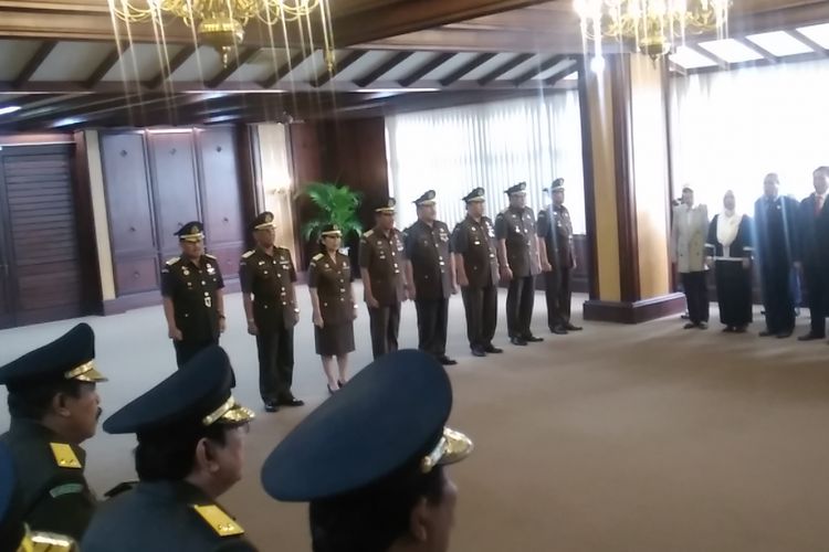 Jaksa Agung Muhammad Prasetyo melantik sembilan pejabat pimpinan tinggi madya di lingkungan Kejaksaan Agung Republik Indonesia, Jakarta, Rabu (15/11/2017).