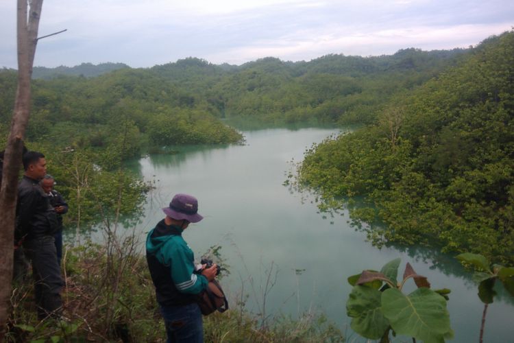 Banjir di Padukuhan Wediwutah, Desa Ngeposari, Kecamatan Semanu, Gunungkidul, airnya jernih. 