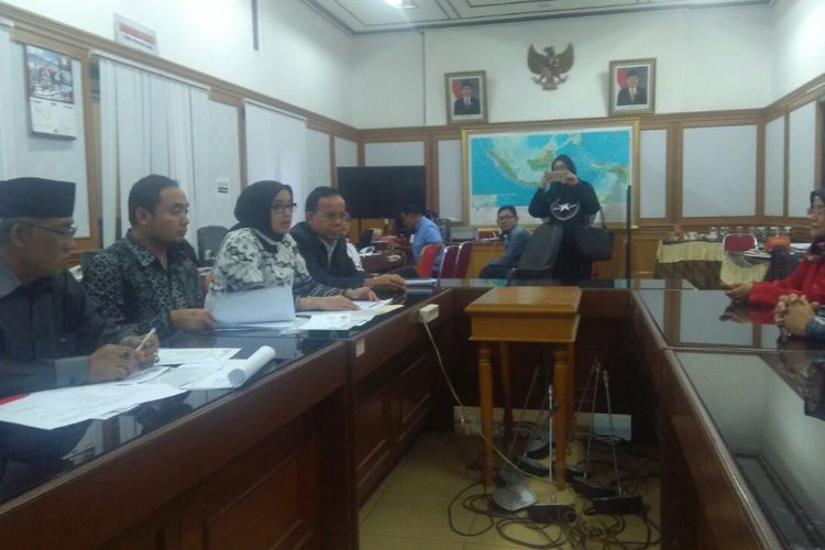 Komisiner KPU RI Evi Novida Ginting Manik didampingi anggota Bawaslu RI Mochamad Afifuddin memverifikasi faktual PKPI, Jakarta, Selasa (30/1/2018).