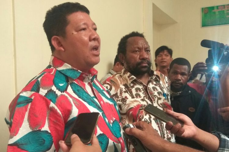 Kuasa hukum FN, Andel didampingi pihak keluarga saat memberikan keterangan usai sidang lanjutan Praperadilan di Pengadilan Negeri Pontianak (14/8/2018)