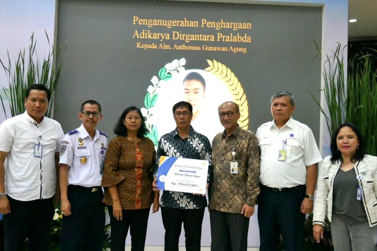 Taspen Life memberikan manfaat asuransi kepada keluarga Anthonius Gunawan Agung, petugas ATC yang meninggal dunia di Bandara Mutiara Sis Al-Jufrie, Palu, Kamis (4/10/2018). 