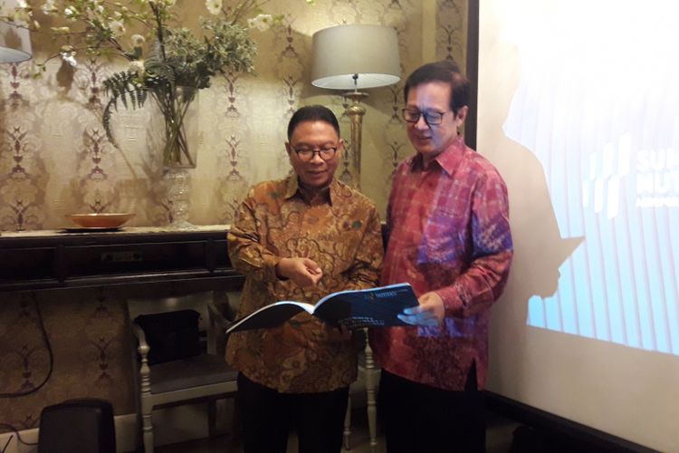 Direktur Utama PT Summarecon Agung Tbk Adrianto P Adhi didampingi Direktur PT Summarecon Agung Tbk Sharif Benjamin usai memaparkan proyek terbaru Summarecon MUtiara Makassar, Kamis (22/11/2018).