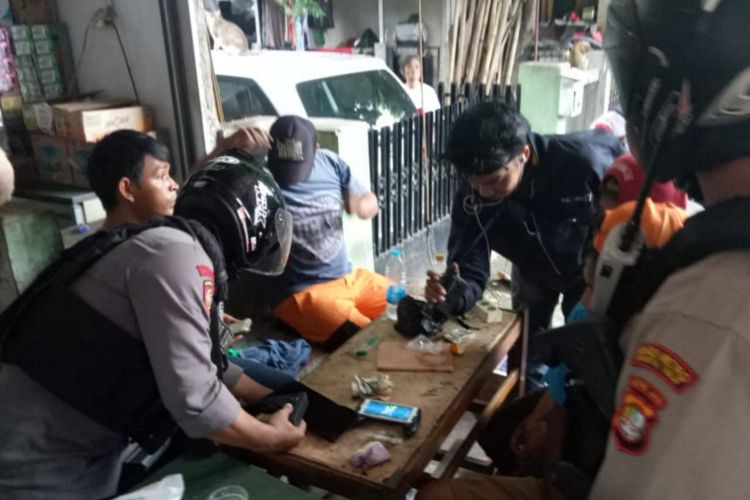 Polisi amankan empat orang Pegawai Harian Lepas (PHL) Dinas Kebersihan DKI Jakarta yang berjudi dan mabuk-mabukan di Matraman, Jakarta Timur, Senin (14/1/2019) sore