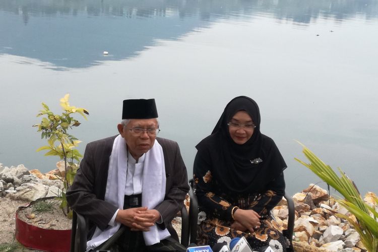 Calon wakil presiden nomor urut 01 Maruf Amin didampingi sang istri Wury Estu Handayani di Hotel Nabasa, Toba Samosir, Sumatera Utara, Sabtu (6/10/2018). 