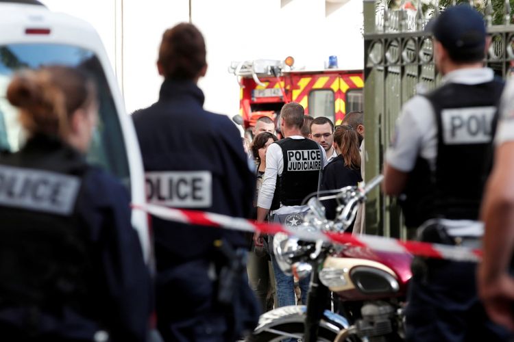 Aparat kepolisian melakukan pemeriksaan di sekitar lokasi serangan bermobil di kawasan elite, sebelah barat Paris, Perancis, Rabu pagi (9/8/2017).  