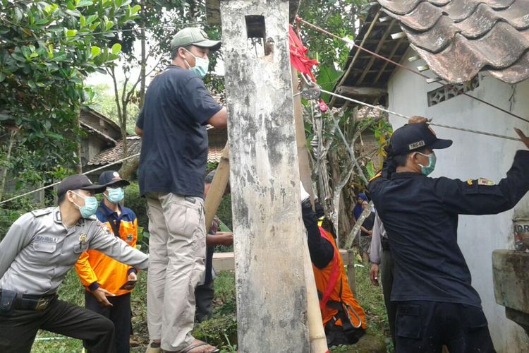 Proses evakuasi korban terjebur sumur di Desa Karangrejo, Kecamatan Borobudur, Kabupaten Magelang, Selasa (12/6/2018).