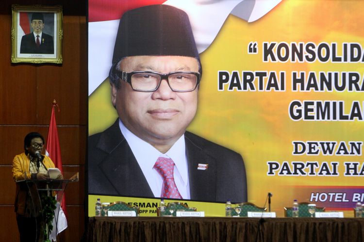 Ketua Umum Partai Hati Nurani Rakyat (Hanura), Oesman Sapta Odang (OSO) memberikan arahan dalam acara Konsolidasi dan Gerakan S-5 Partai Hanura Menuju Kemenangan Gemilang Pemilu 2019 yang di gelar di gedung Bidakara, Jakarta, Kamis (4/5/2017).
