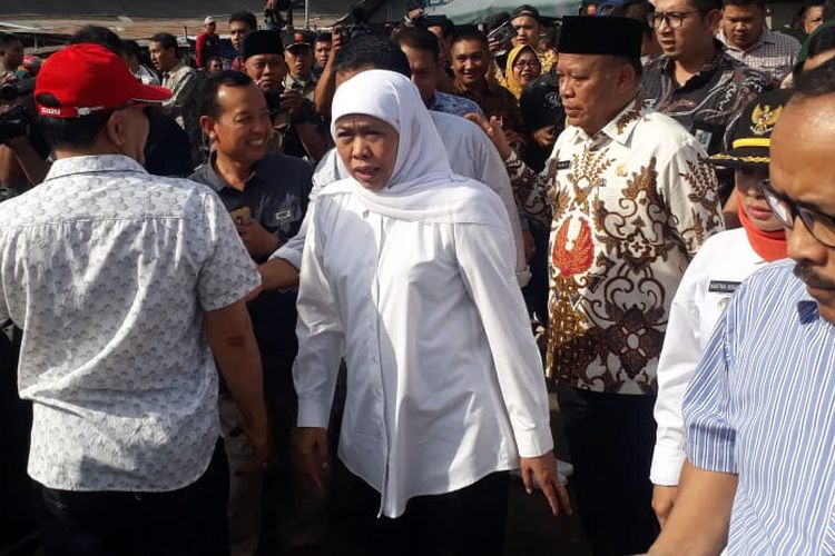 Gubernur Jawa Timur Khofifah Indar Parawansa (tengah) saat berkunjung di Pasar Ikan Lamongan, Kamis (13/6/2019).